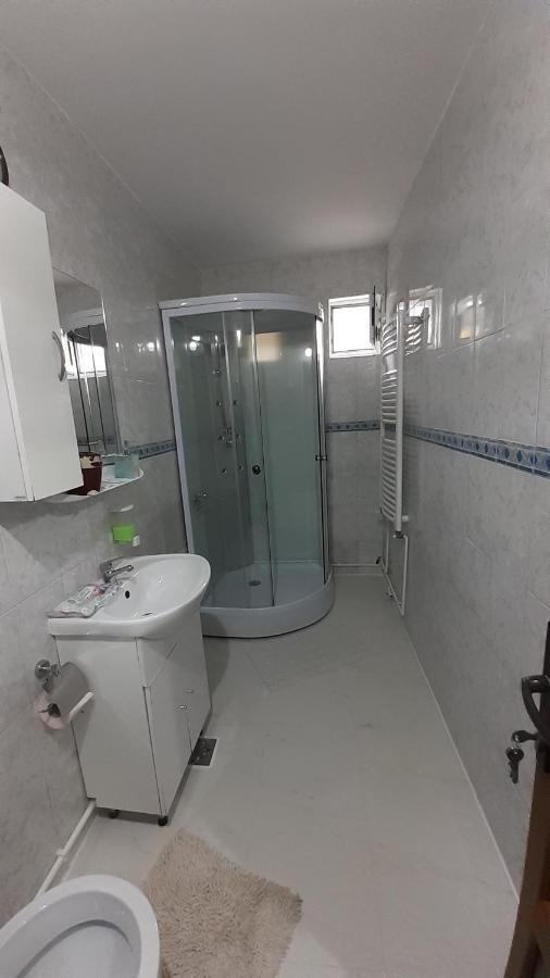 Garsoniera George Apartment ตือร์กูออกนา ภายนอก รูปภาพ